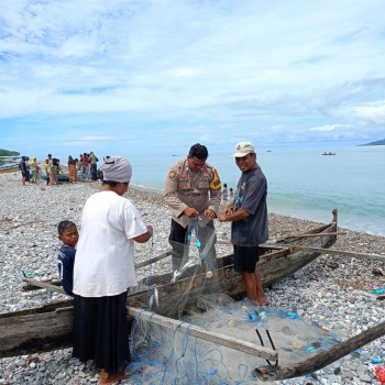Kembali Bhabinkamtibmas Polsek Tehoru Lakukan Giat Sambang