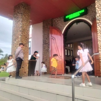 Polsek Babar Timur Intensifkan Pengamanan, Berikan Kenyamanan bagi Jemaat Beribadah