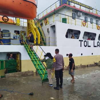 KPPP Polsek Tepa Pantau Aktifitas Penumpang di Pelabuhan Laut Tepa