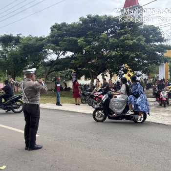 Sat Lantas Polres MBD Gatur Jalan, Ciptakan Rasa Aman Bagi Jemaat Saat Beribadah