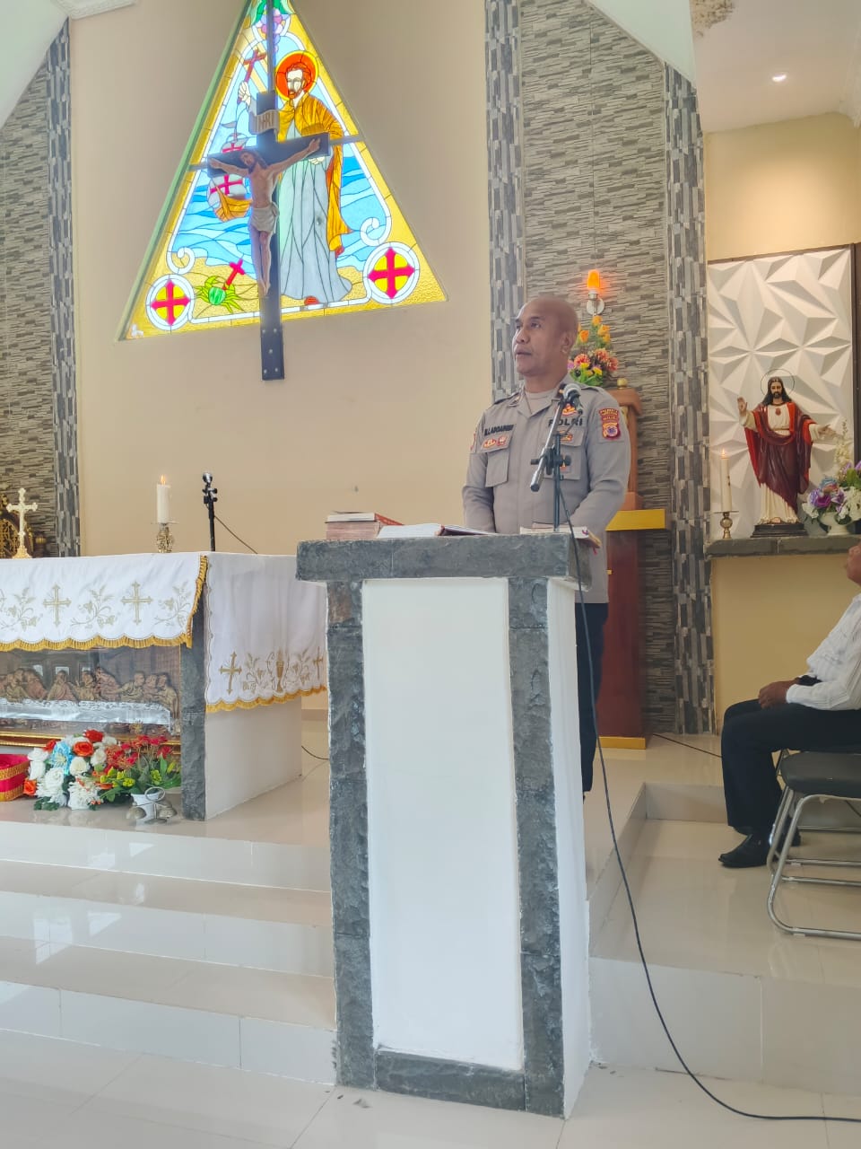 Polsek Saparua Sampaikan Pesan Kamtibmas Lewat Mimbar Gereja dalam Program Minggu Kasih