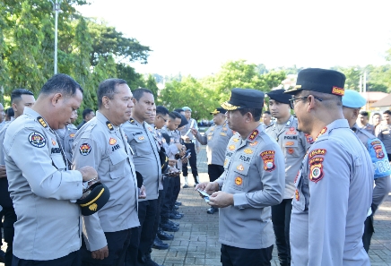 Wakapolda Maluku Pimpin Pemeriksaan Personel dan Kendaraan Dinas Polri di Lapangan Tahapary