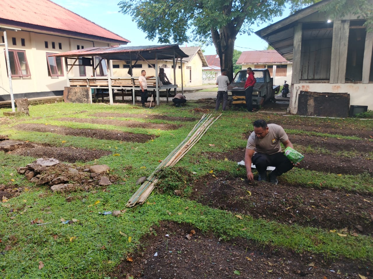 Kapolsek Tepa Bersama Anggota Implementasikan Program Ketahanan Pangan di Wilayah Hukum Polsek Tepa