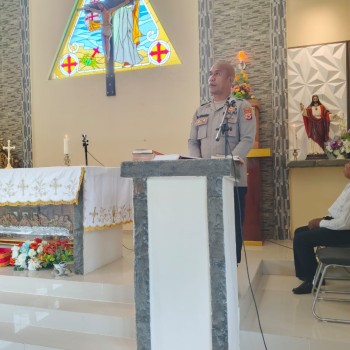 Polsek Saparua Sampaikan Pesan Kamtibmas Lewat Mimbar Gereja dalam Program Minggu Kasih