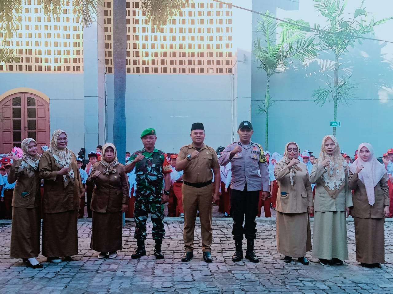 BHABINKAMTIBMAS KELURAHAN HONIPOPU PIMPIN UPACARA DI SD MADRASAH ALIYAH AL-FATAH