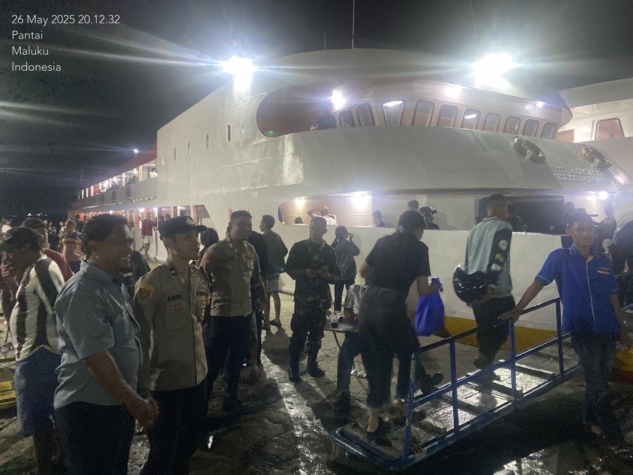 POLSEK KPYS BERSAMA APARAT GABUNGAN LAKSANAKAN PENGAMANAN PEMBERANGKATAN KAPAL KM CANTIKA LESTARI 77B DI PELABUHAN SLAMET RIYADI