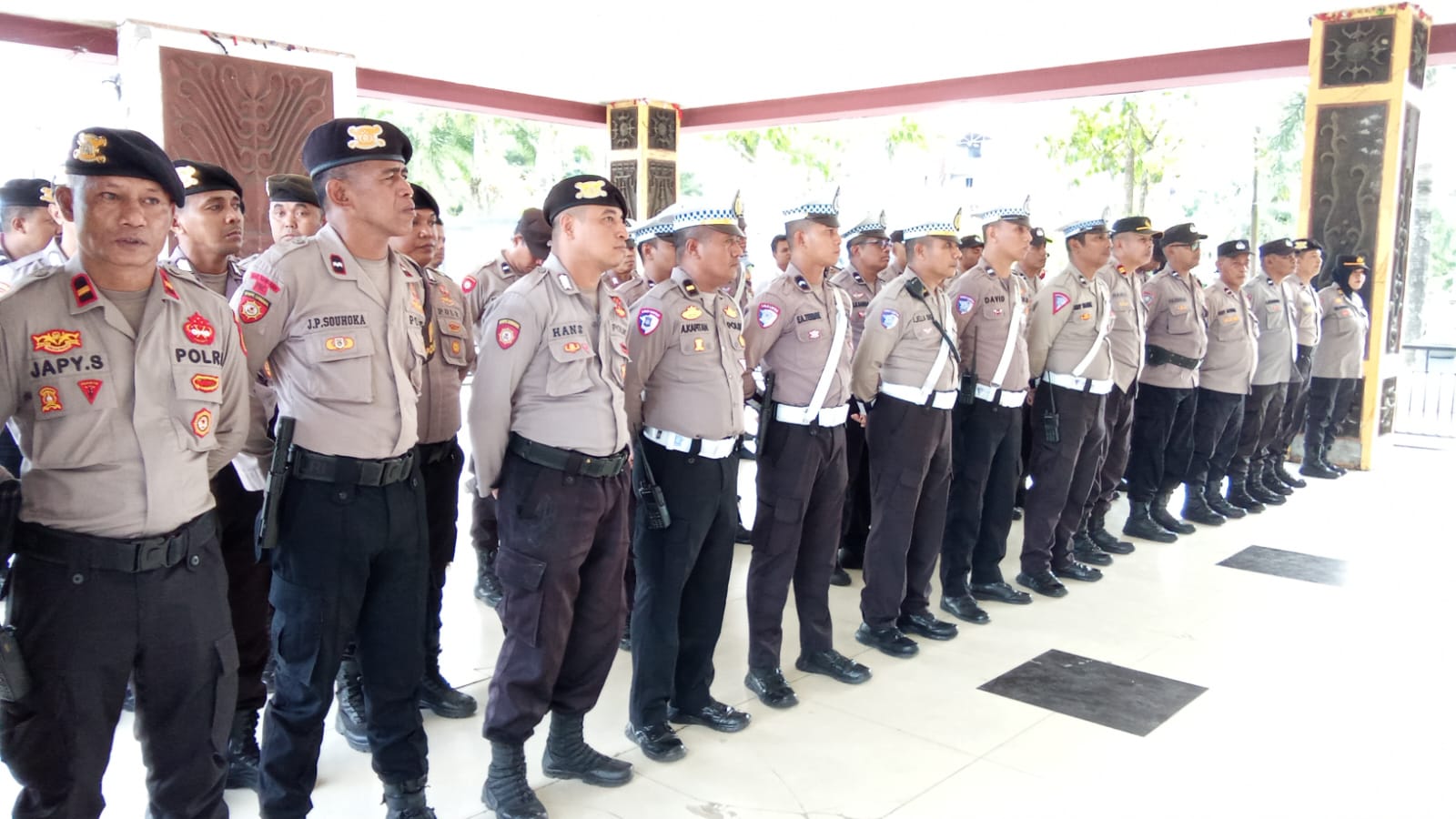 RATUSAN PERSONEL POLISI AMANKAN PELANTIKAN BUPATI BURU DI KANTOR GUBERNUR MALUKU