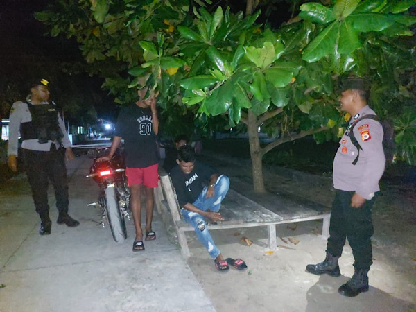 Pantau aktivitas Masyarakat di malam hari, Polsek Fordata tingkatkan Patroli Dialogis