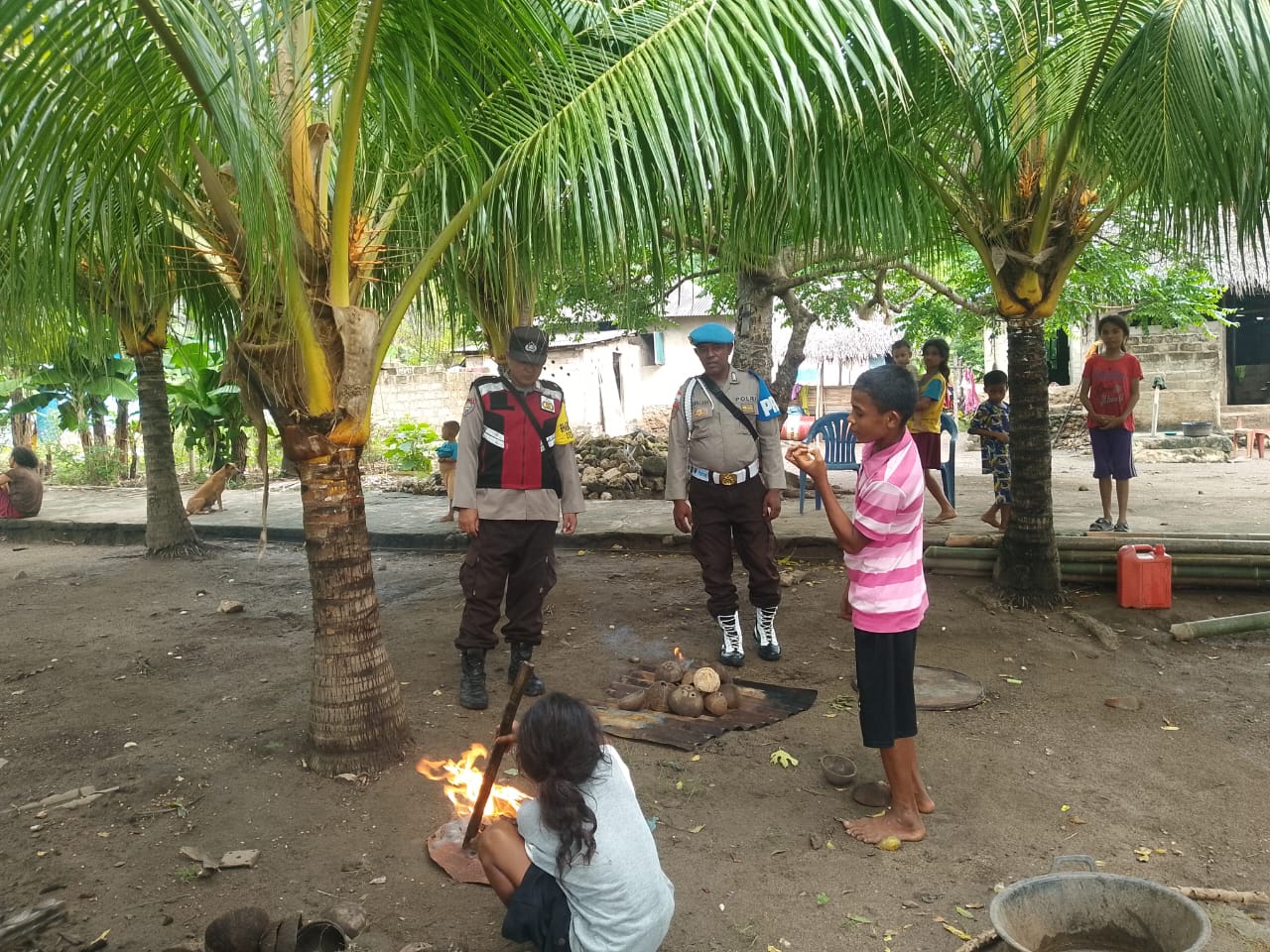 Pastikan Kamtibmas Kondusif, Bhabinkamtibmas Bripka Hendra Sambangi Warga