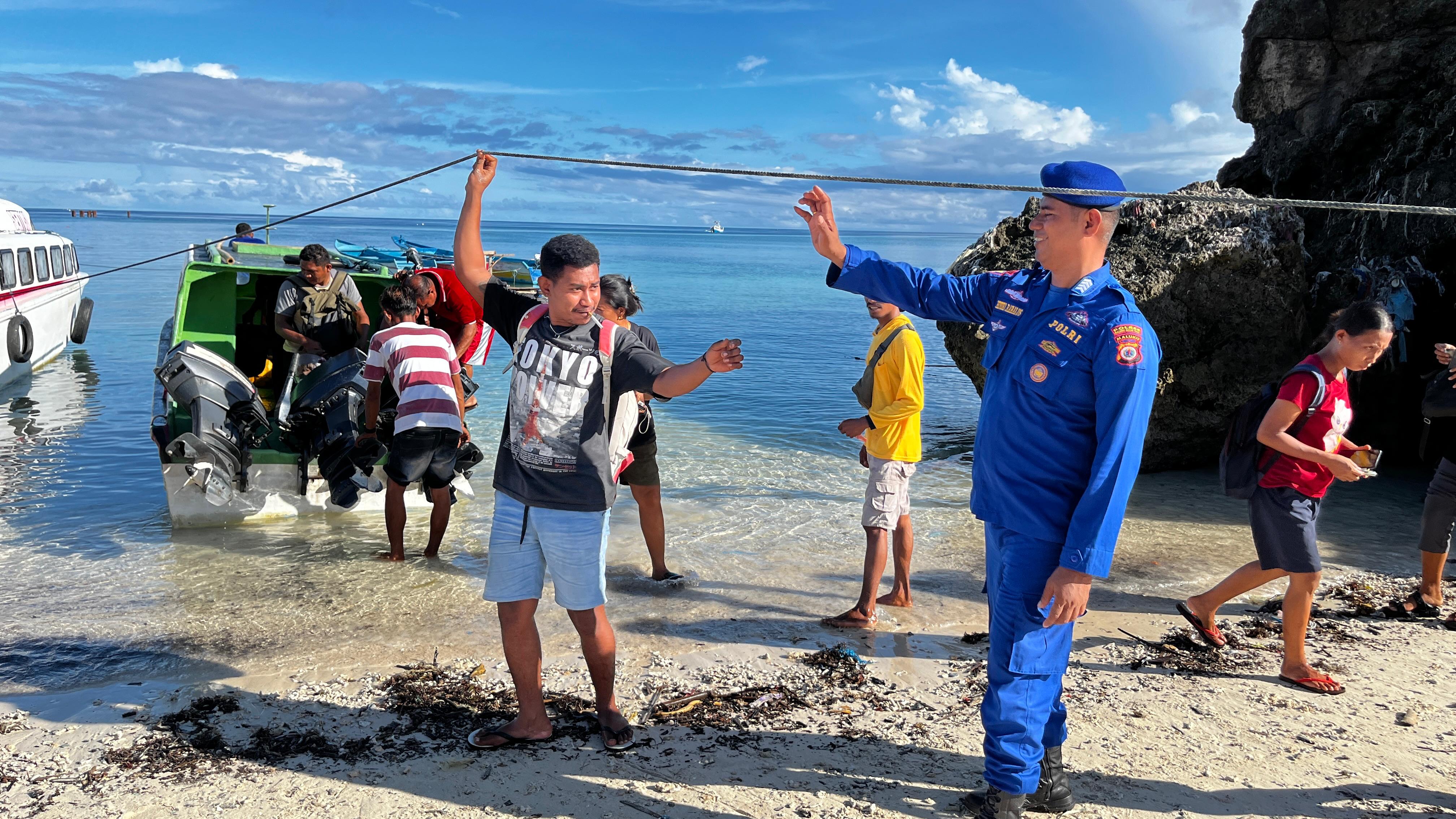 Sat Polairud Polres MBD Sosialisasi Kamtibmas Perairan Kepada Penumpang Speedboat