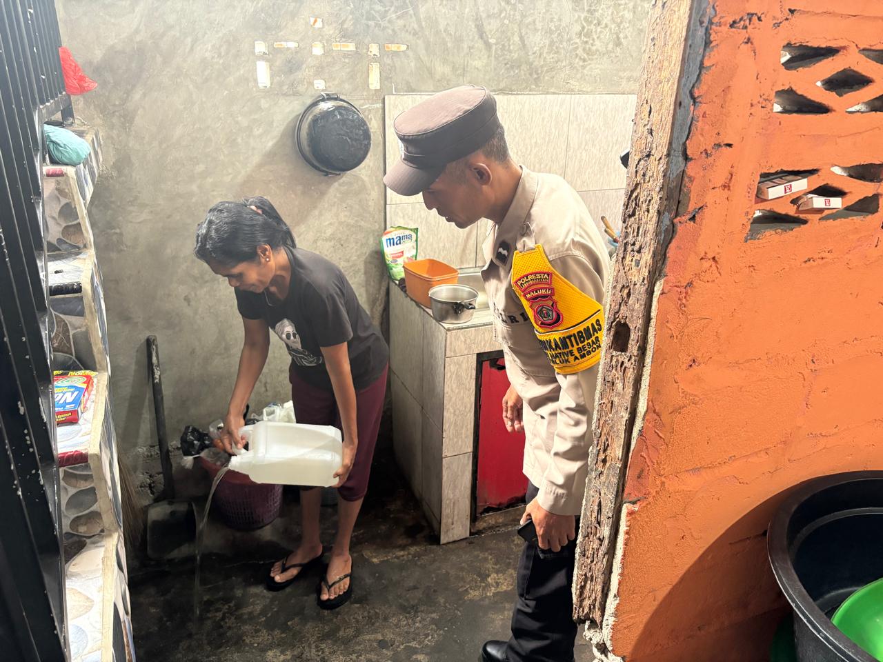 Razia Miras di Teluk Ambon, komitmen jajaran kepolisian dalam memberantas peredaran miras yang kerap menjadi sumber gangguan kamtibmas.