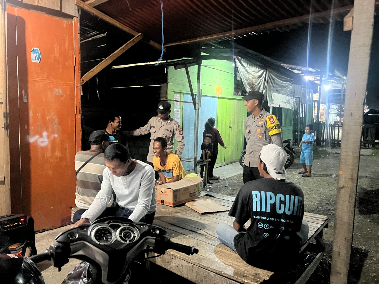 Pastikan Keamanan Warga, Polsek Namrole Polres Buru Selatan Gelar Patroli Malam