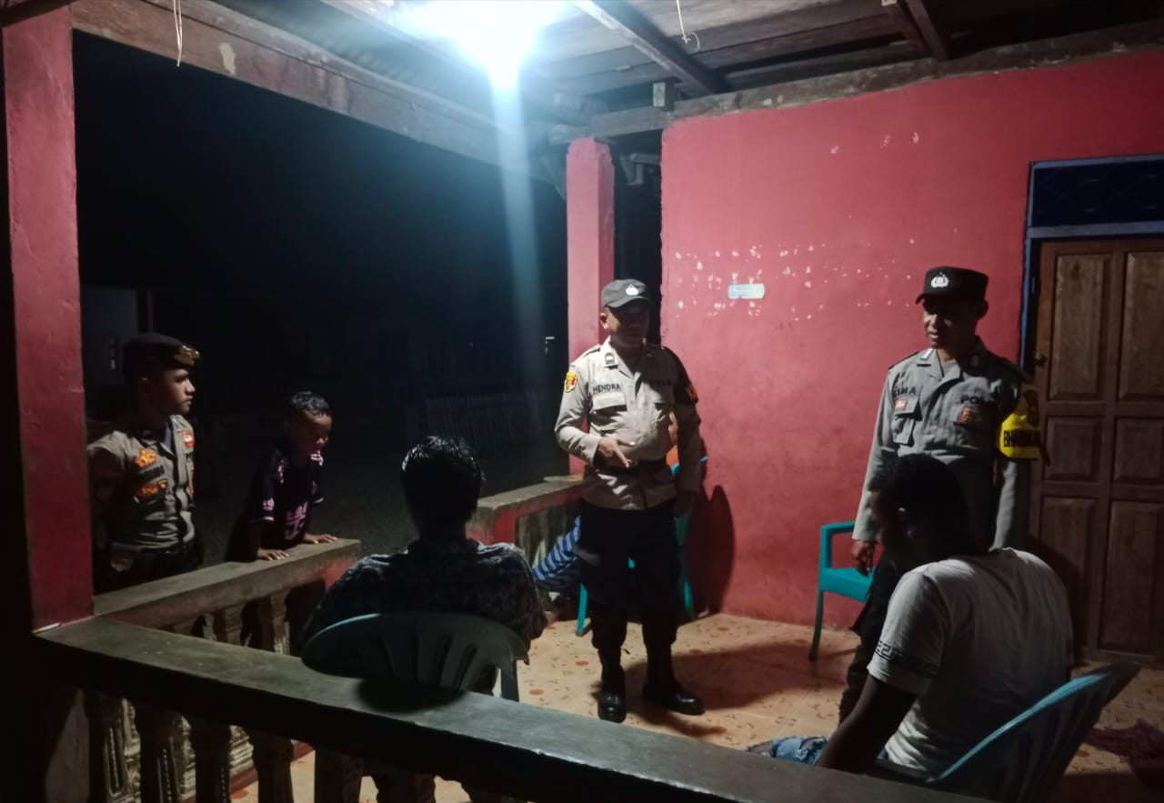 Sambangi warga Yang Sedang Kumpul/Nongkrong, Patroli Polsek Waesama, Ajak Warga Jaga Kamtibmas Yang Kondusif