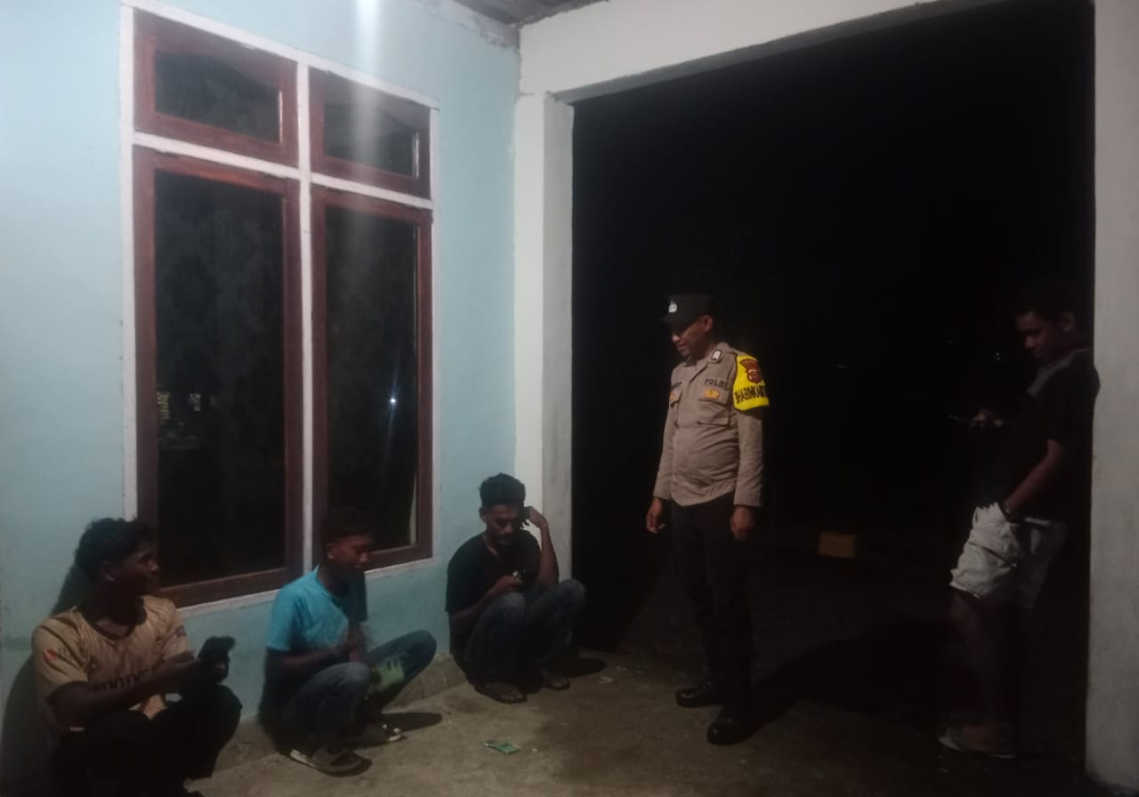 Bhabinkamtibmas Polsek Waesama Sampaikan Himbauan Tentang Bahaya Judi Online Kepada Masyarakat