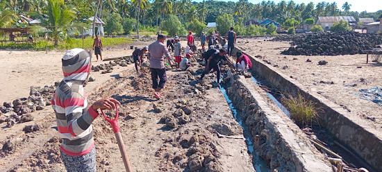 Ringankan pekerjaan Warga, Bhabinkamtibmas Romnus libatkan diri dalam gotong royong