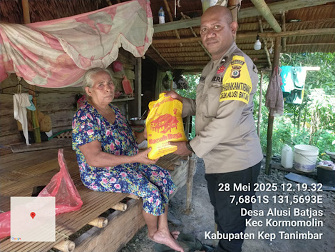 Berbagi Kasih dengan sesama, Bhabinkamtibmas Alusi Batjas berikan bantuan
