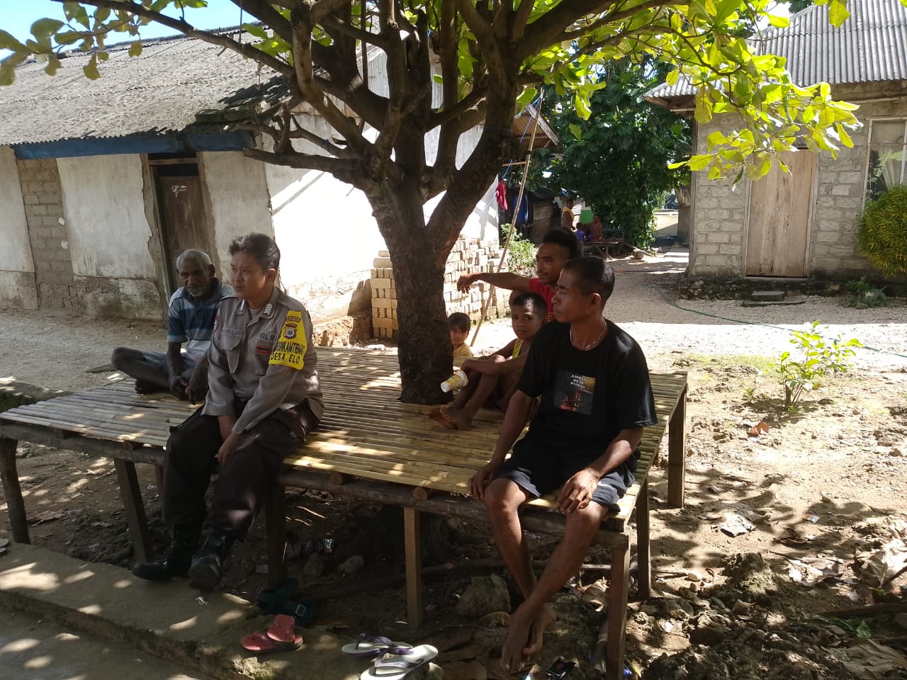 Bhabinkamtibmas Bripka Hendra Arahkan Warga Ciptakan Situasi Yang Aman