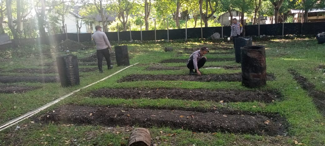 Polsek Tepa Gencarkan Pengolahan Lahan, Dukung Penuh Program Ketahanan Pangan