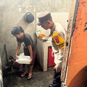 Razia Miras di Teluk Ambon, komitmen jajaran kepolisian dalam memberantas peredaran miras yang kerap menjadi sumber gangguan kamtibmas.