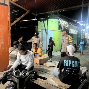Pastikan Keamanan Warga, Polsek Namrole Polres Buru Selatan Gelar Patroli Malam