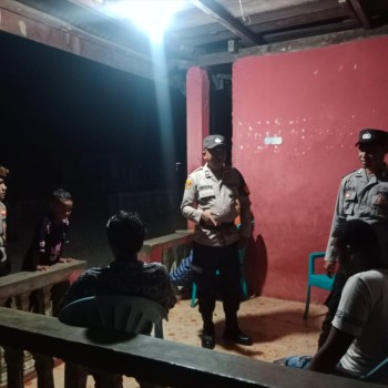 Sambangi warga Yang Sedang Kumpul/Nongkrong, Patroli Polsek Waesama, Ajak Warga Jaga Kamtibmas Yang Kondusif