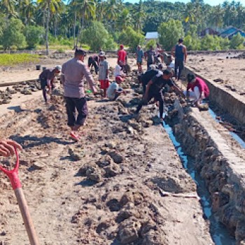 Ringankan pekerjaan Warga, Bhabinkamtibmas Romnus libatkan diri dalam gotong royong