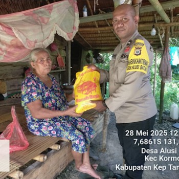Berbagi Kasih dengan sesama, Bhabinkamtibmas Alusi Batjas berikan bantuan
