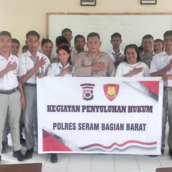 Sihukum Polres SBB Laksanakan Penyuluhan Hukum di SMK Kristen Seram Barat, Fokus pada Perlindungan Anak