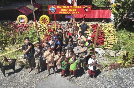 Ops Damai Cartenz-2025 Pererat Kebersamaan dan Motivasi Anak-anak di Kulirik