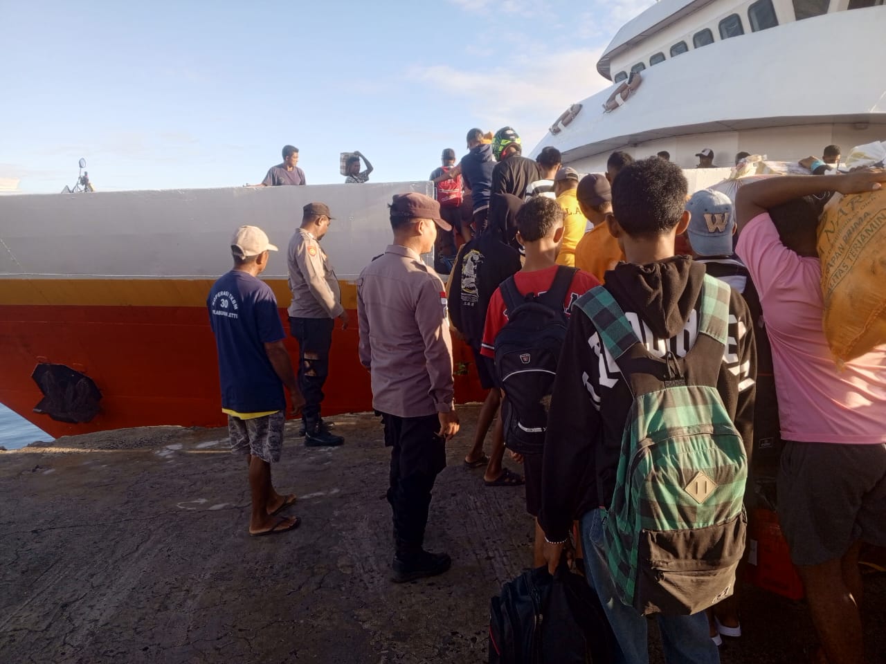 KPPP Polsek Serwaru Layani Aktifitas Masyarakat di Pelabuhan Laut Serwaru