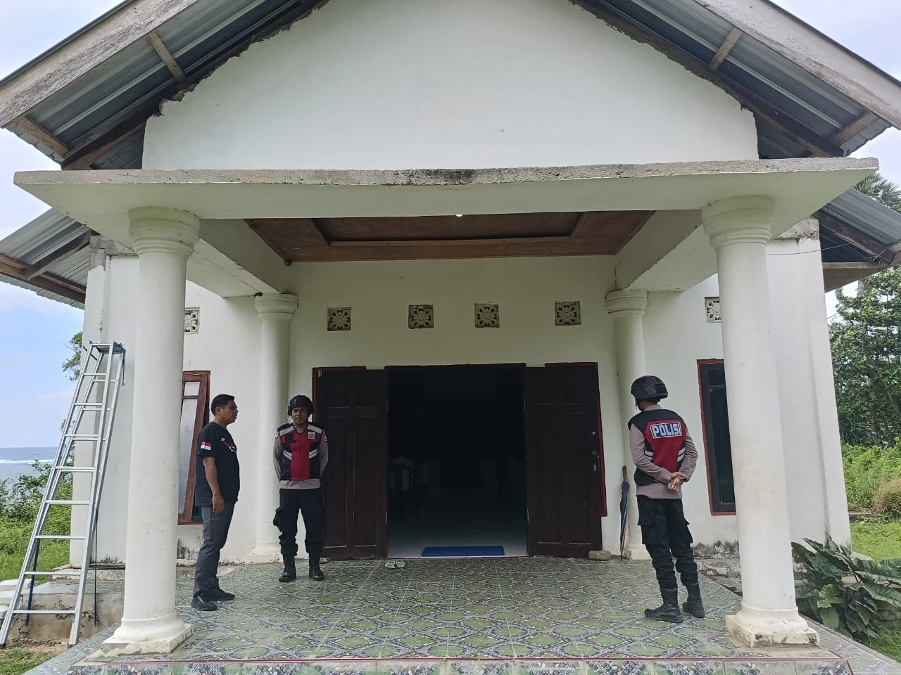 Polsek Mdona Hyera Hadir Berikan Pengamanan, Makmurkan Tempat Ibadah