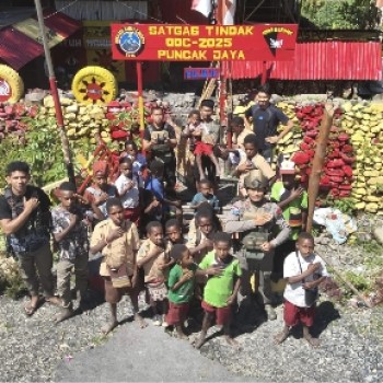 Ops Damai Cartenz-2025 Pererat Kebersamaan dan Motivasi Anak-anak di Kulirik