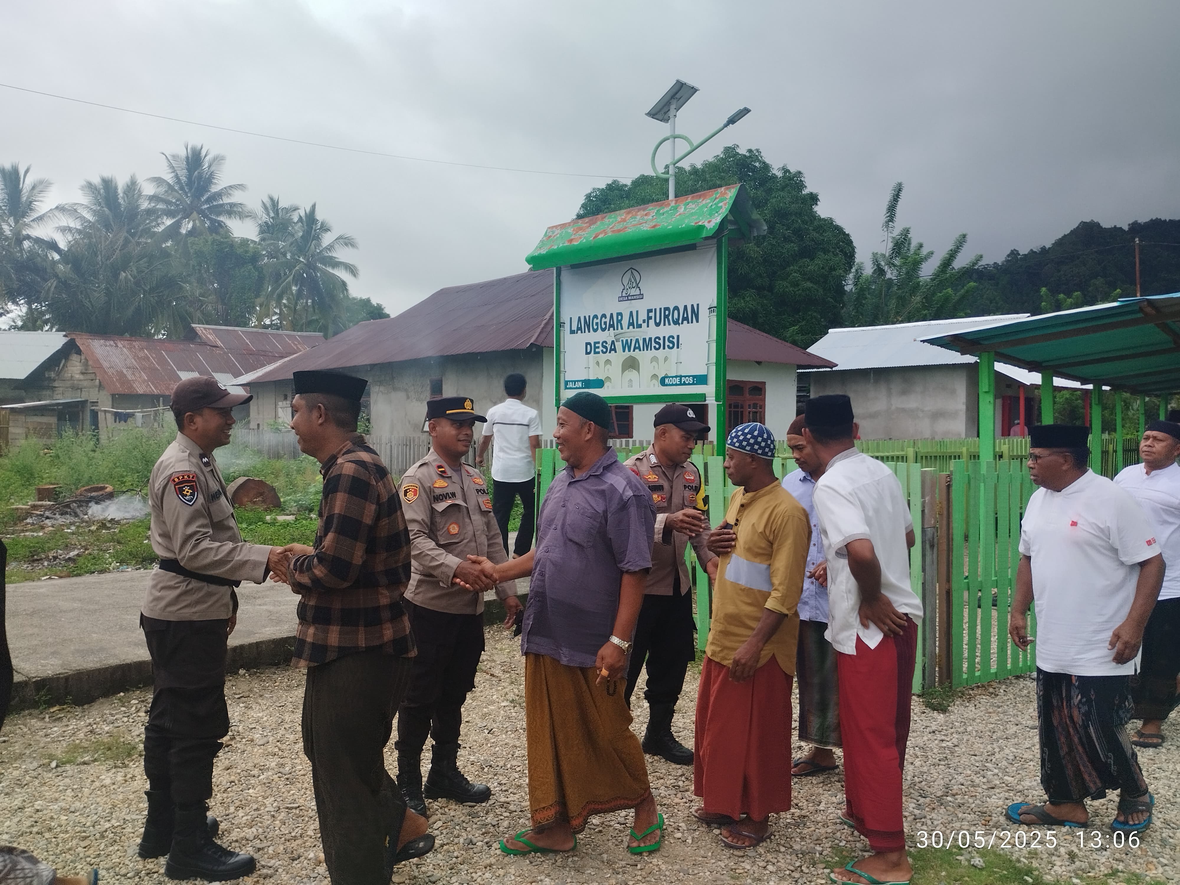 Berikan Pelayanan Kepada Masyarakat Anggota Polsek Waesama Lakukan Pengamanan Sholat Jumat