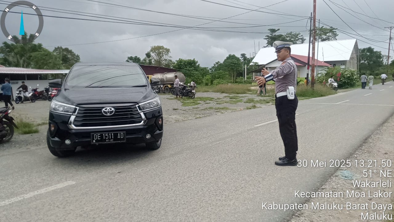 Kondusifkan Kamtibmas, Sat Lantas Polres MBD Gatur Lalin di Depan Masjid Nurul Iman Kalwedo