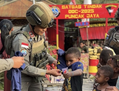 Satgas Ops Damai Cartenz 2025 Berbagi Kasih, Bagikan Pakaian untuk Anak-anak di Puncak Jaya
