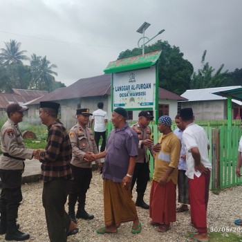 Berikan Pelayanan Kepada Masyarakat Anggota Polsek Waesama Lakukan Pengamanan Sholat Jumat