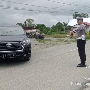 Kondusifkan Kamtibmas, Sat Lantas Polres MBD Gatur Lalin di Depan Masjid Nurul Iman Kalwedo