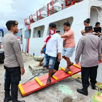 Amankan Pelabuhan Laut Kroing, KPPP Polsek Babar Timur Berikan Pelayanan Terbaik Bagi Masyarakat