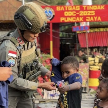 Satgas Ops Damai Cartenz 2025 Berbagi Kasih, Bagikan Pakaian untuk Anak-anak di Puncak Jaya