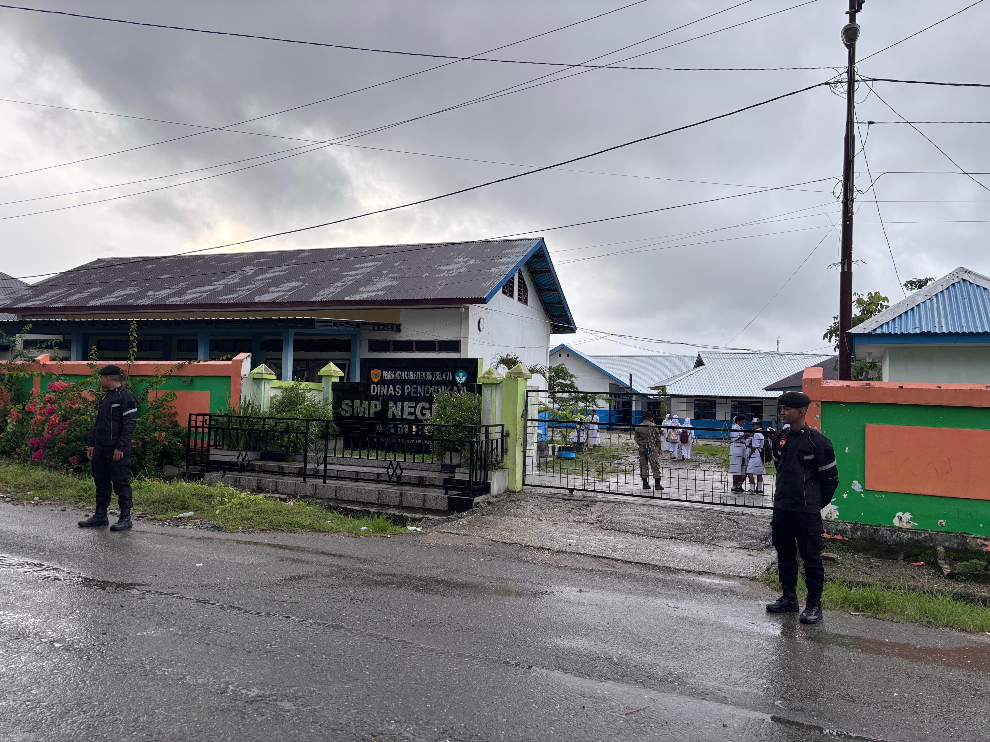 Pengaturan Lalu Lintas Sat Samapta Polres Buru Selatan, Sambil Bantu Pelajar Menyeberang Jalan Saat Berangkat Sekolah