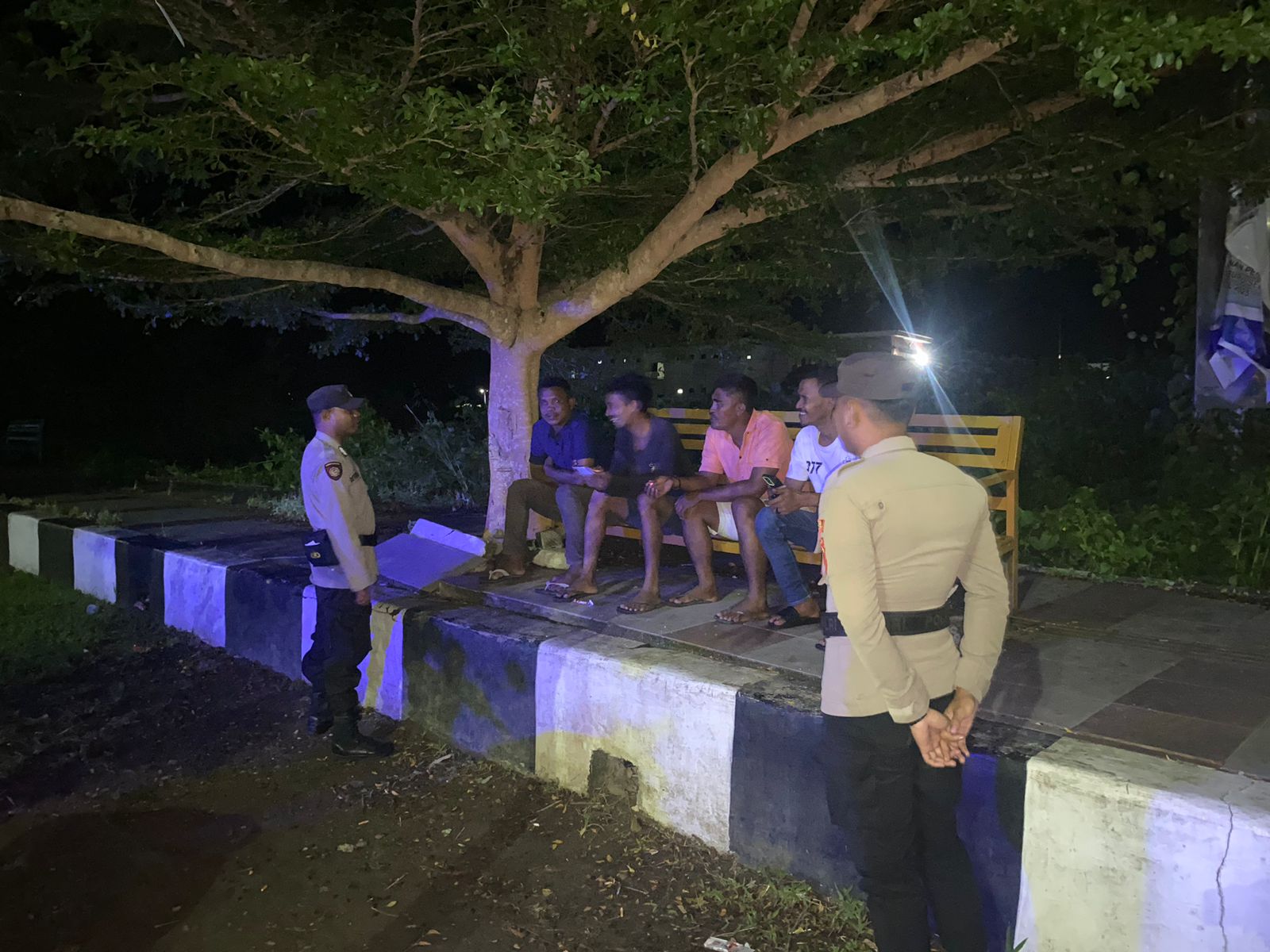Patroli Malam, Polsek Namrole Sambangi Warga Untuk Sampaikan Pesan Kamtibmas