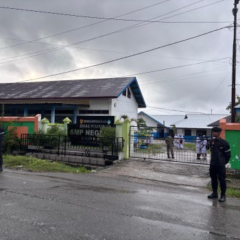 Pengaturan Lalu Lintas Sat Samapta Polres Buru Selatan, Sambil Bantu Pelajar Menyeberang Jalan Saat Berangkat Sekolah
