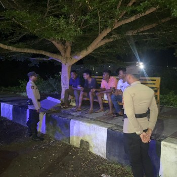 Patroli Malam, Polsek Namrole Sambangi Warga Untuk Sampaikan Pesan Kamtibmas