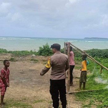 Berikan edukasi dan Imbau dampak cuaca ekstrim, Bhabinkamtibmas Kabiarat sambangi Anak-Anak