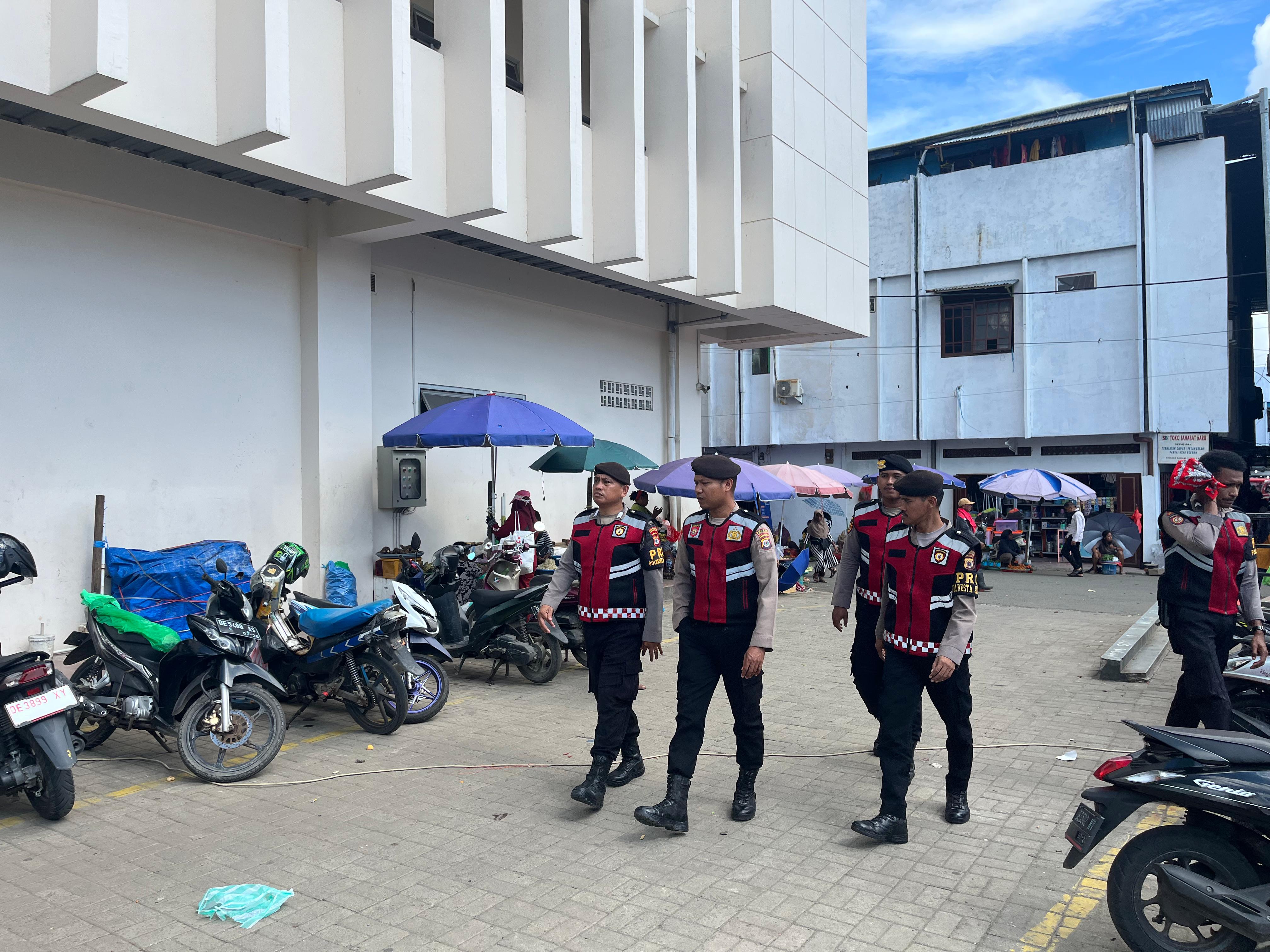 Sat Samapta Polresta Ambon Gelar Patroli di Pasar Mardika, Sampaikan Pesan Kamtibmas ke Warga