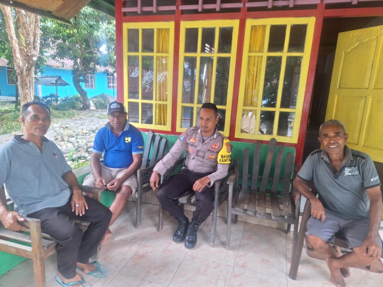 Kembali Bhabinkamtibmas Negeri Hatu dan Hatumete Laksanakan Sambang