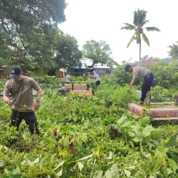 Sambut Idul Adha, Polsek Salahutu dan Warga Kampung Lama Gelar Kerja Bakti di TPU Tulehu