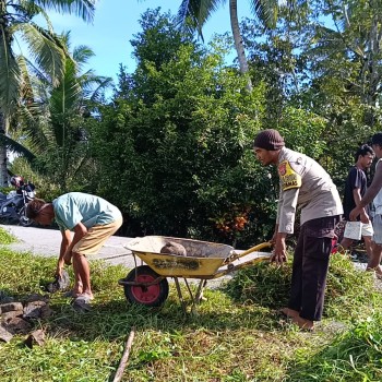 Laksanakan Kerja Bakti Bersama Warga, Kembali Bhabinkamtibmas Lakukan Sambang