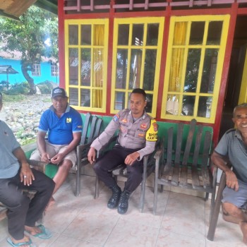 Kembali Bhabinkamtibmas Negeri Hatu dan Hatumete Laksanakan Sambang