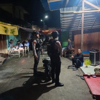 Patorli Malam Hari Satuan Samapta Polres Kepulauan Aru Beri Himbauan Kamtibmas Pada Masyarakat.